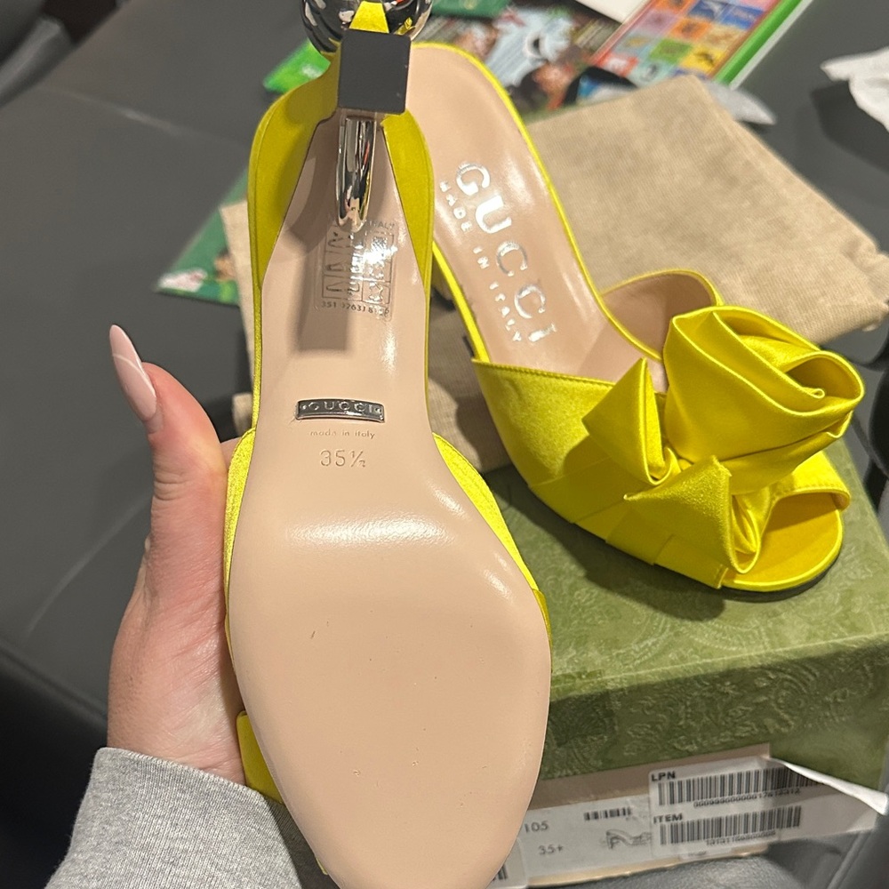 Gucci Bright Yellow Heels with Unique Design - Picture 4 of 5